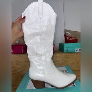 Brand new! White Western-Style Women's Boots